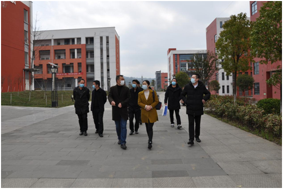 浙江省平湖市領導、企業(yè)家  赴畢節(jié)工業(yè)職業(yè)技術(shù)學院進行交流座談