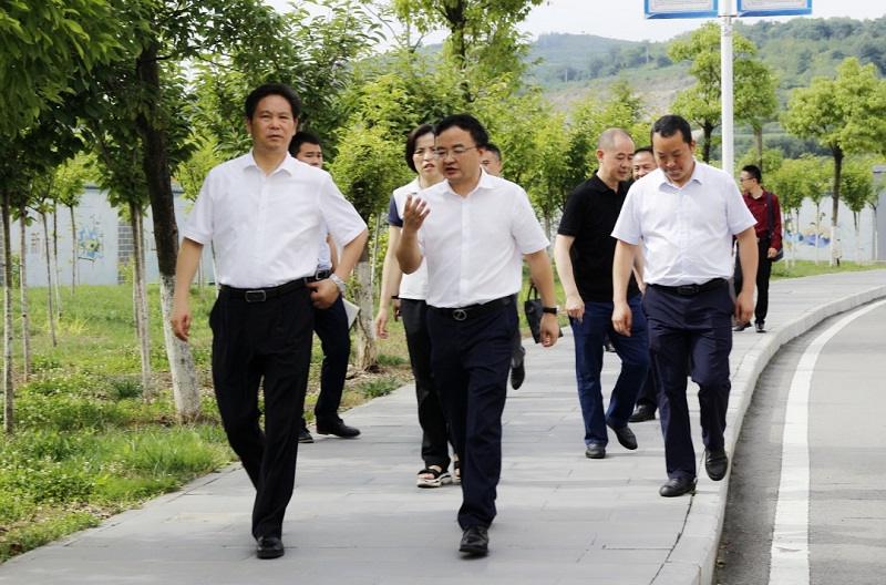 畢節(jié)市市委副書記、市長(zhǎng)張集智一行到 畢節(jié)工業(yè)職業(yè)技術(shù)學(xué)院調(diào)研