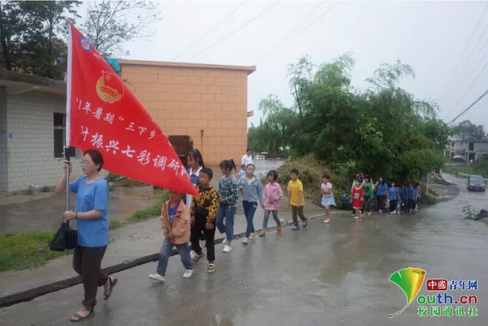暑假期間，這群孩子因幫助村民辦實事成為了“網(wǎng)紅”