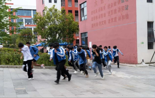 畢節(jié)工業(yè)職業(yè)技術(shù)學(xué)院舉行安全疏散演練、滅火演練及消防科普活動(dòng)