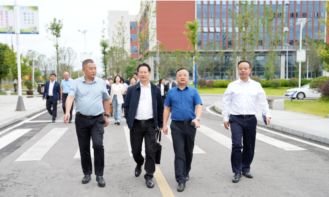 貴州中醫(yī)藥大學(xué)黨委副書記鄔衛(wèi)東一行赴我院開展結(jié)對(duì)幫扶工作