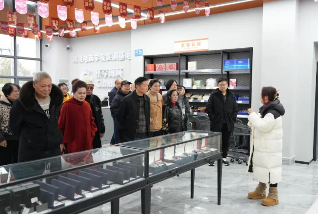 憶崢嶸歲月 話今朝發(fā)展——學(xué)院召開退休干部、教職工座談會(huì)