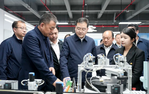 四川省人力資源和社會(huì)保障廳黨組成員、副廳長劉曉博一行赴我院考察