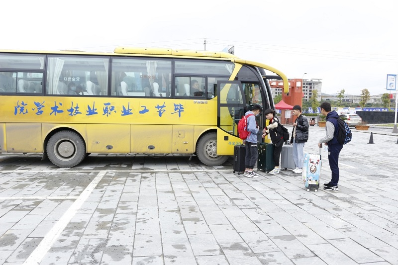 扶上馬、送一程，畢節(jié)工業(yè)職業(yè)技術(shù)學(xué)院赴企業(yè)送學(xué)生到崗實習(xí)